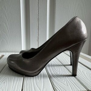 Mootsies Tootsies heels size 8 grey/silver color